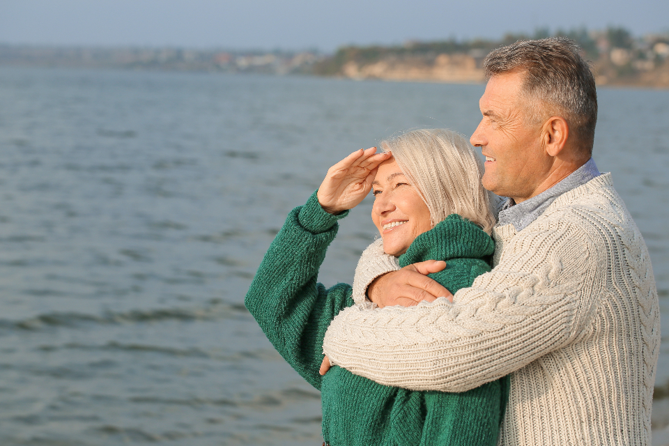 Couple senior actif profitant de son autonomie