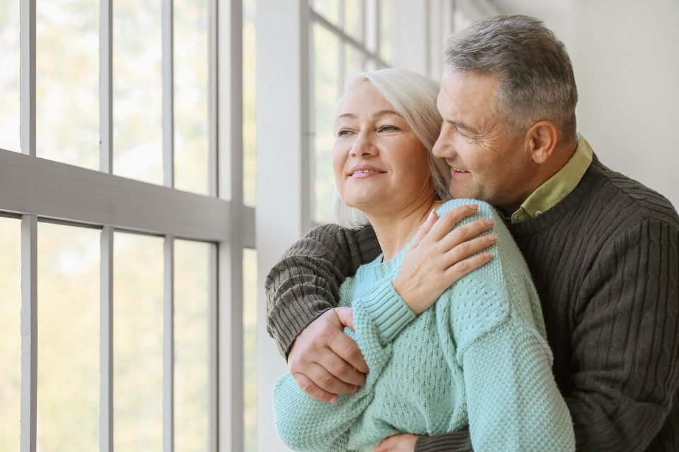 Couple senior serein chez lui, autonomie retrouv&eacute;e